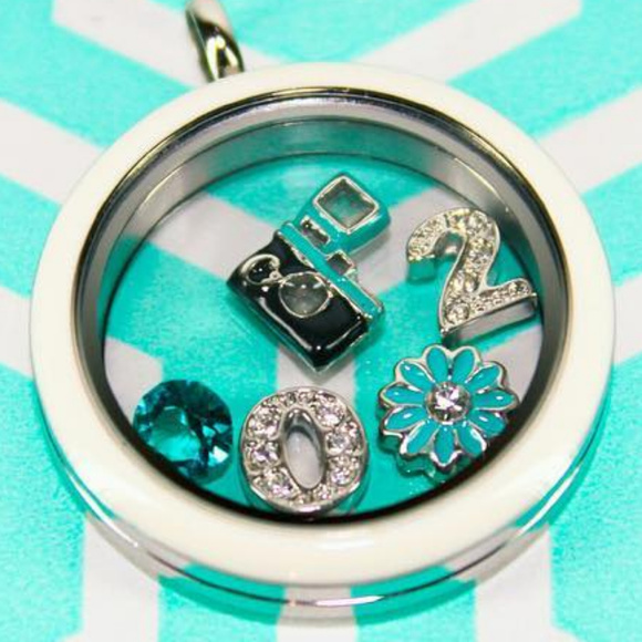❤️ 5 for $15 ❤️Camera Photographer Origami Owl❤️ - Picture 3 of 3